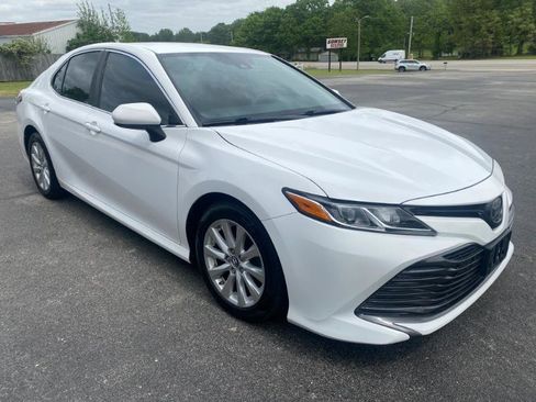 Used 2018 Toyota Camry LE image 4