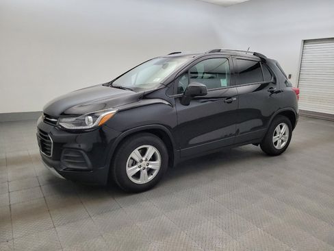 Used 2021 Chevrolet Trax LT w/ Driver Confidence Package FWD image 2