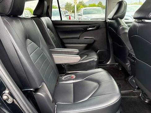 Used 2023 Toyota Highlander XLE AWD/4WD image 16