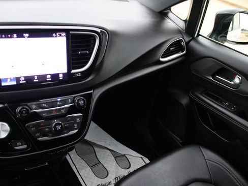 Used 2025 Chrysler Pacifica Select FWD image 17