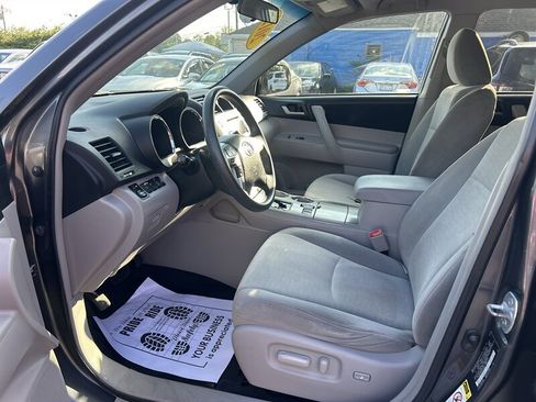 Used 2012 Toyota Highlander 4WD w/ Tech Pkg image 9