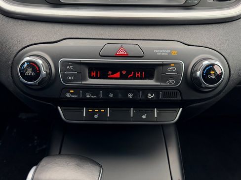 Used 2019 Kia Sorento LX w/ LX Convenience Package image 16