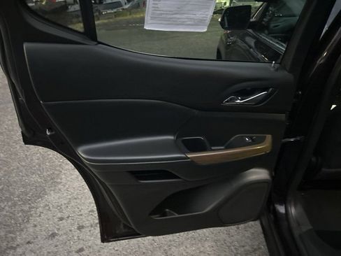 Used 2020 GMC Acadia SLE image 16