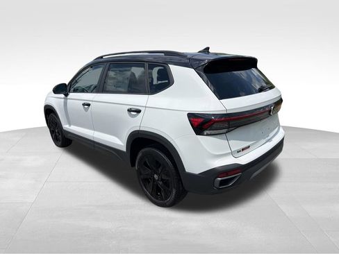 New 2026 Volkswagen Taos SE FWD image 5