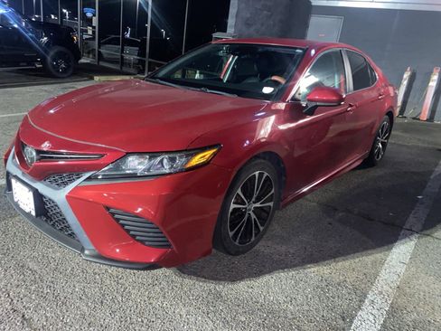 Used 2019 Toyota Camry SE image 3