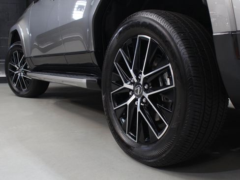 Used 2025 Lexus GX 550 w/ Accessory Package (2T) AWD/4WD image 24