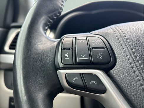 Used 2019 Toyota Highlander Plus FWD image 14