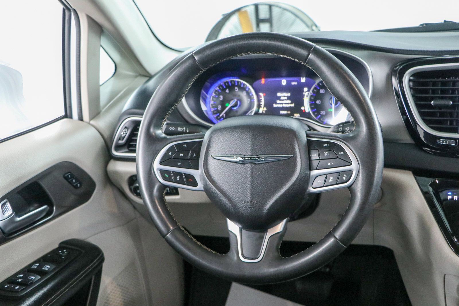 Used 2022 Chrysler Pacifica Touring-L FWD image 12