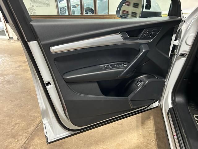 Used 2025 Audi Q5 2.0T Premium w/ Convenience Plus Package AWD/4WD image 9
