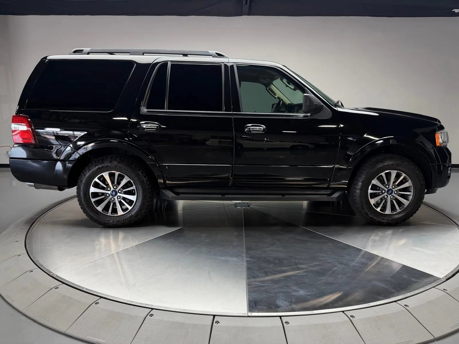 Used 2017 Ford Expedition XLT w/ Equipment Group 202A RWD image 7