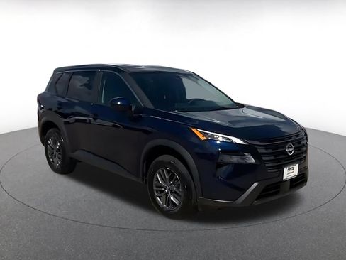 Used 2026 Nissan Rogue SV FWD image 2