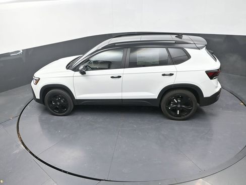 New 2026 Volkswagen Taos SE image 13