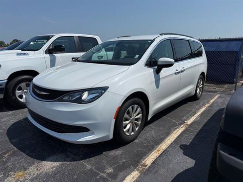 Used 2017 Chrysler Pacifica Touring w/ Tire & Wheel Group FWD image 1