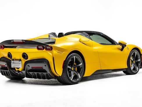 Used 2023 Ferrari SF90 Spider image 15