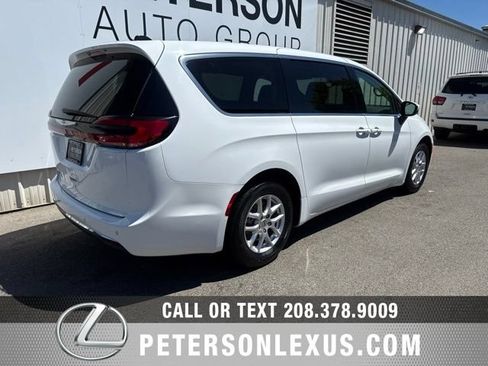Used 2023 Chrysler Pacifica Touring-L FWD image 4