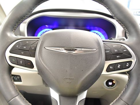 Used 2024 Chrysler Pacifica Touring-L FWD image 22