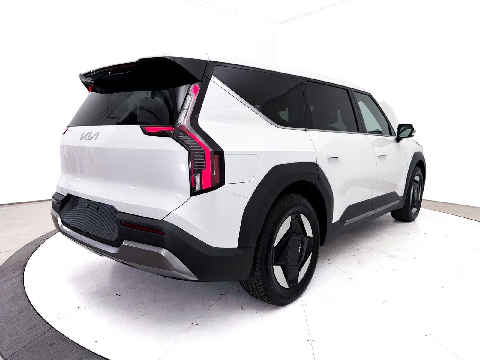 Used 2024 Kia EV9 Light Long Range RWD image 19