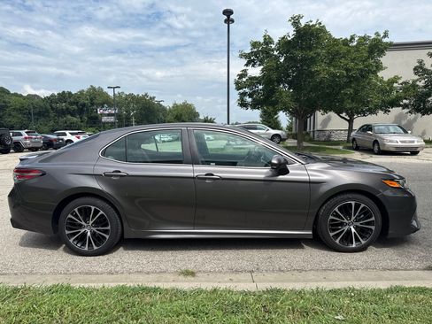 Used 2018 Toyota Camry SE FWD image 4