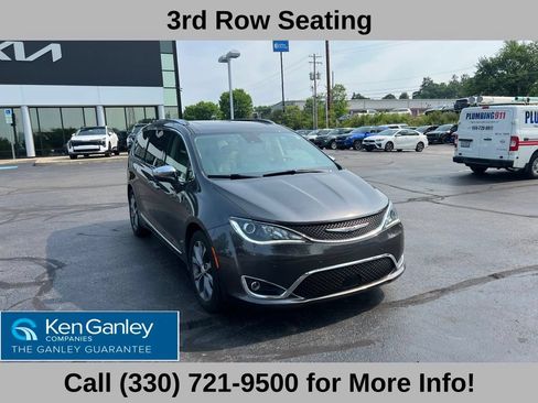 Used 2020 Chrysler Pacifica Limited w/ Tire & Wheel Group FWD image 3
