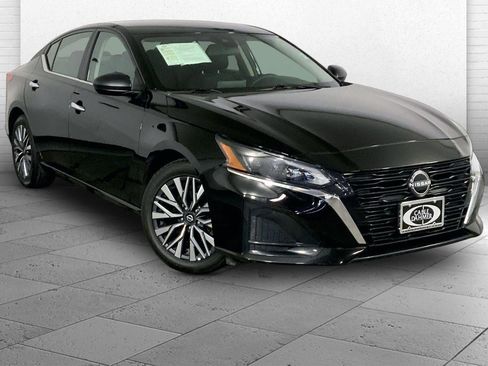 Used 2025 Nissan Altima 2.5 SV FWD image 1