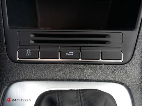 Used 2011 Volkswagen Tiguan SE image 31