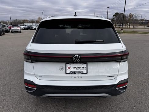 Used 2025 Volkswagen Taos SE image 39