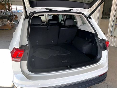 Used 2024 Volkswagen Tiguan SE image 35