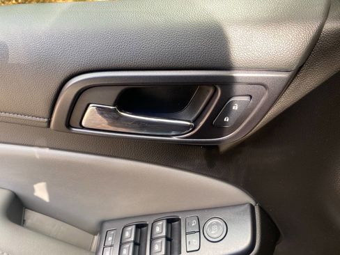 Used 2018 Chevrolet Suburban LT image 15