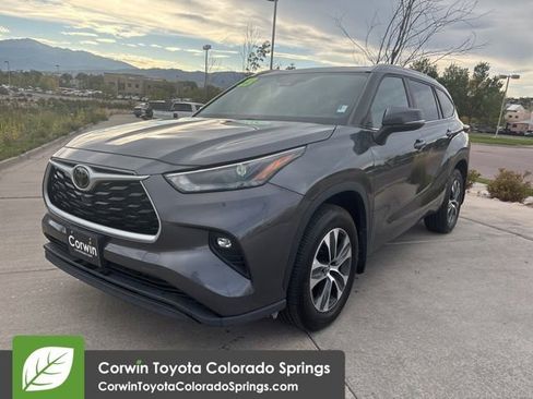 Used 2024 Toyota Highlander XLE image 4