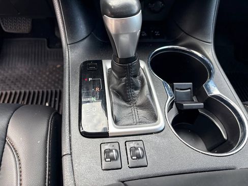 Used 2019 Toyota Highlander XLE AWD/4WD image 18