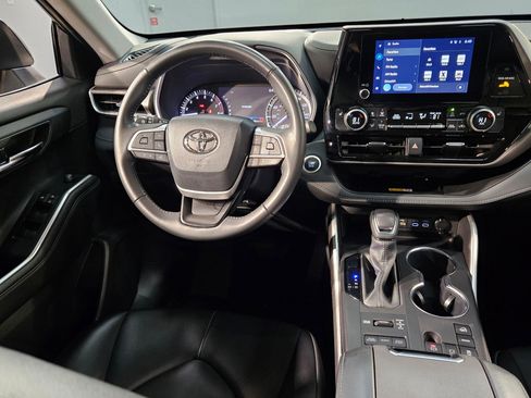 Used 2024 Toyota Highlander XLE image 9