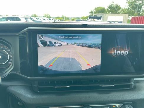 Used 2025 Jeep Gladiator Sport AWD/4WD image 14