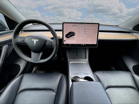 Used 2024 Tesla Model Y Long Range RWD image 7