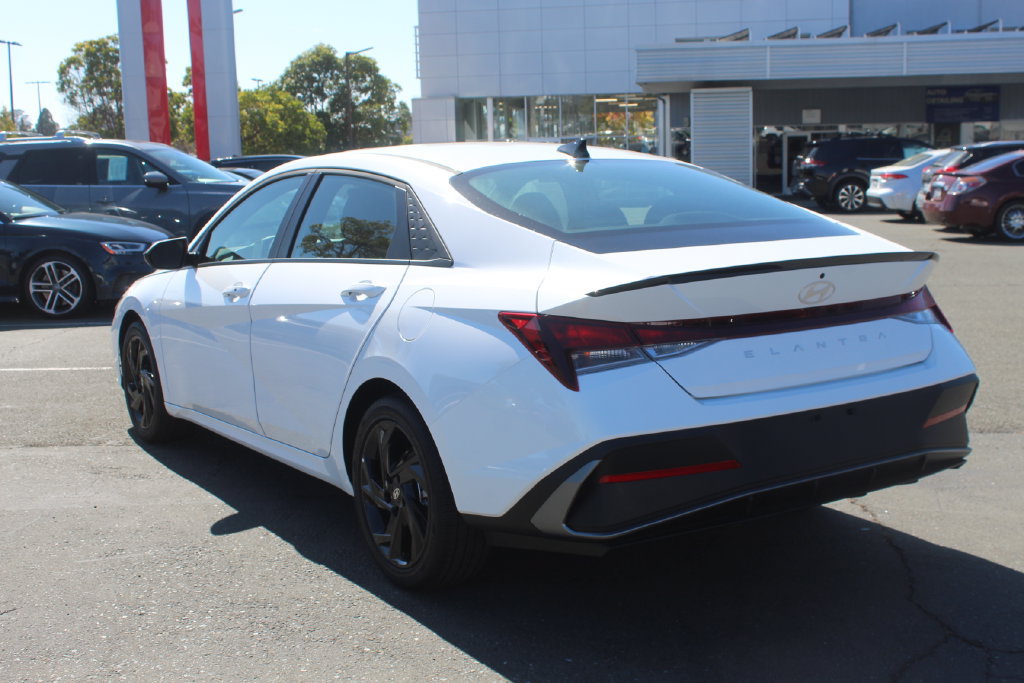 Used 2026 Hyundai Elantra SEL Sport FWD image 9