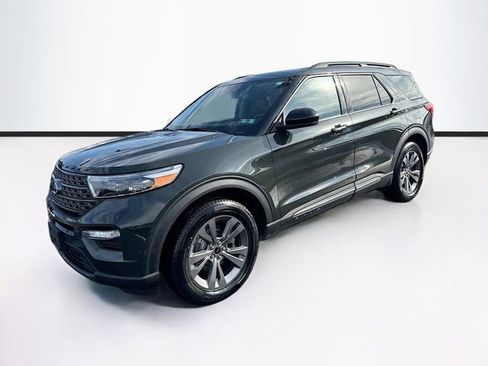Certified 2022 Ford Explorer XLT w/ Equipment Group 202A image 3