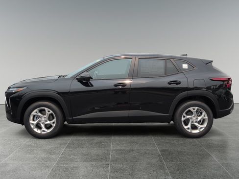New 2026 Chevrolet Trax LS w/ LS Convenience Package FWD image 2