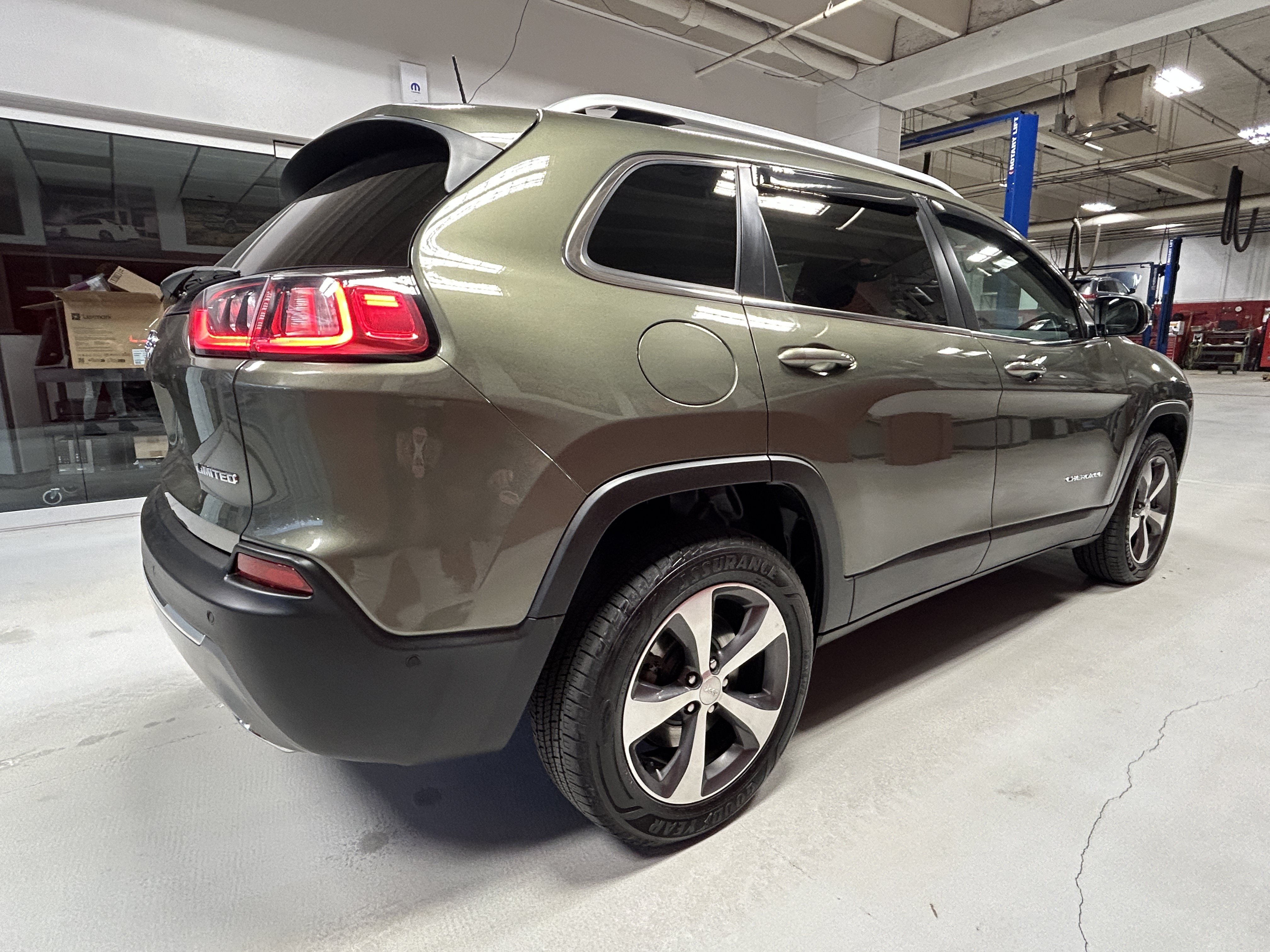 Used 2019 Jeep Cherokee Limited w/ Luxury Group AWD/4WD image 9
