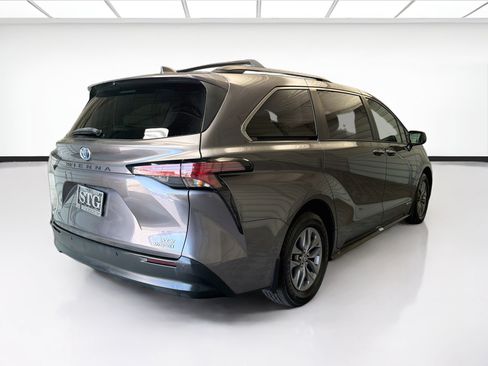 Used 2021 Toyota Sienna XLE FWD image 4