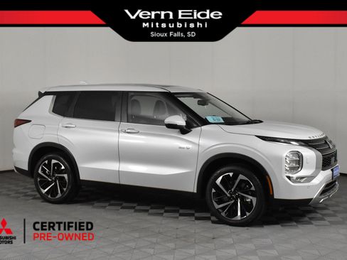 Used 2024 Mitsubishi Outlander SE image 1