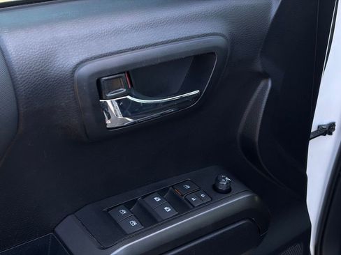 Used 2020 Toyota Tacoma TRD Sport image 14