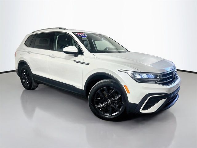 Used 2023 Volkswagen Tiguan SE FWD image 2