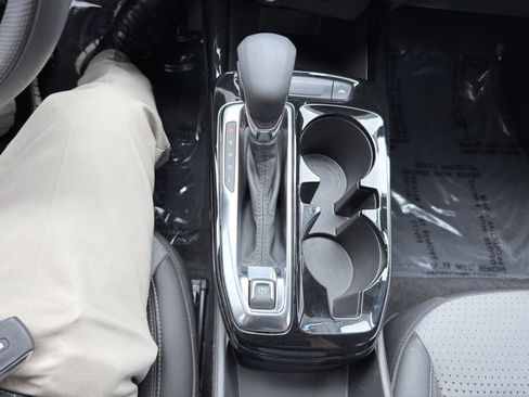 Used 2025 Chevrolet Trax LT FWD image 29