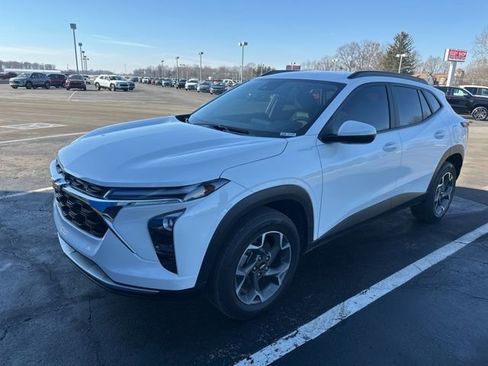 Certified 2024 Chevrolet Trax LT w/ LT Convenience Package image 2