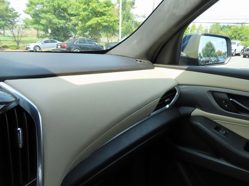 Used 2022 Chevrolet Traverse LT image 23