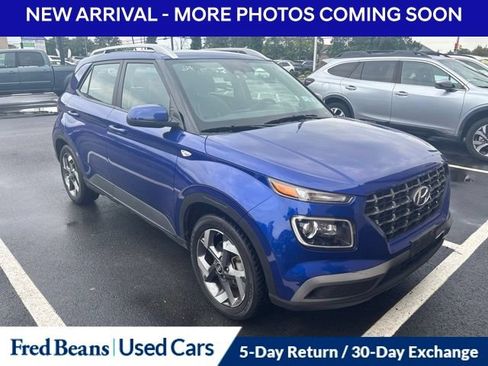 Used 2024 Hyundai Venue Limited FWD image 3