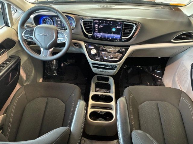 Used 2022 Chrysler Voyager LX FWD image 18