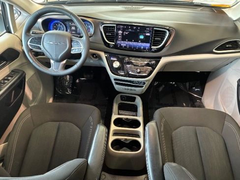 Used 2022 Chrysler Voyager LX FWD image 18