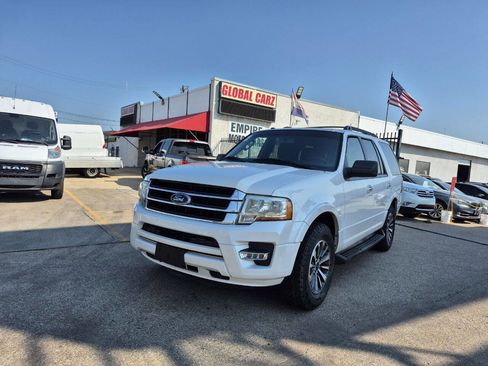 Used 2015 Ford Expedition XLT image 2