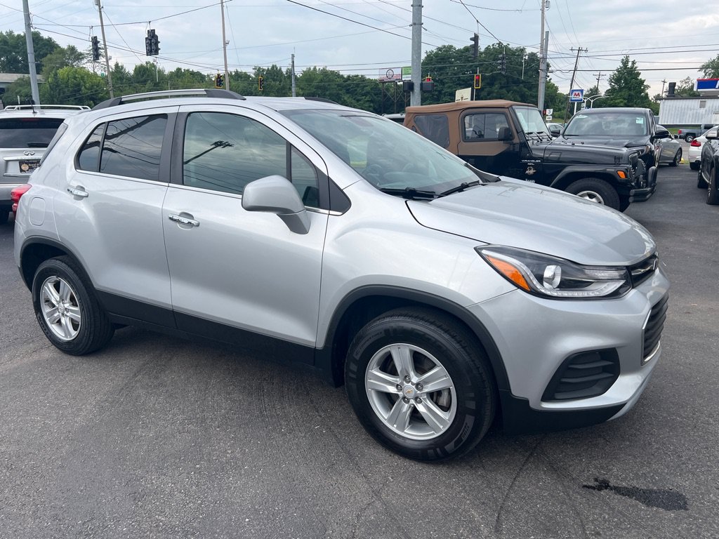 Used 2018 Chevrolet Trax LT w/ LT Convenience Package AWD/4WD image 2