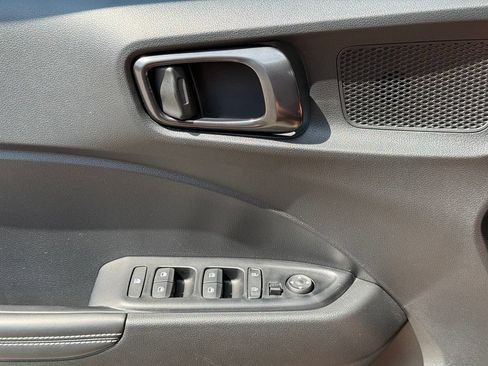 Used 2024 Hyundai Venue Limited FWD image 20